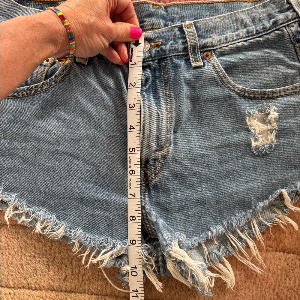 Levi’s Denim Frayed Hem Women's Shorts - Picture 7 of 7